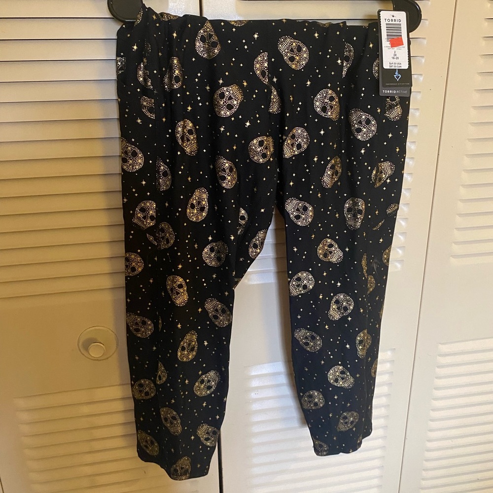 2xl Golden Skull Torrid active leggings 3/4 length with side pockets